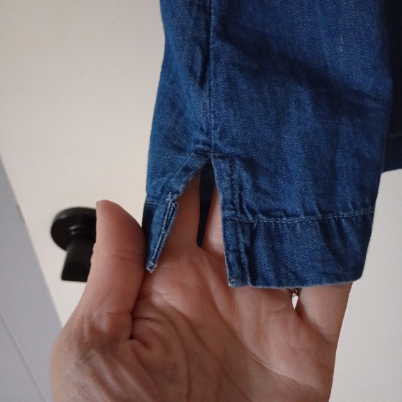 Crown & Ivy Sleeveless Chambray Top with Ruffle V-Neck 100% Cotton Size XL - Picture 4 of 9